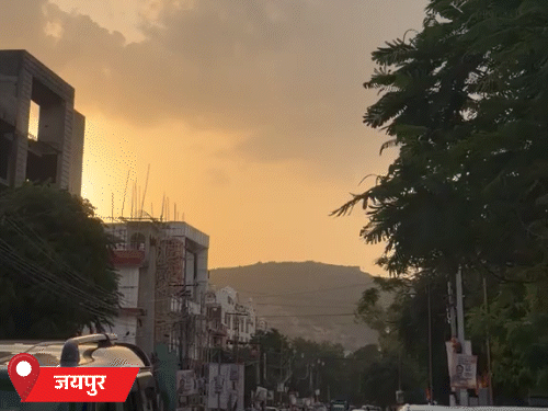 जयपुर में सोमवार को दिनभर मौसम साफ रहा। शाम के समय हल्की हवा भी चली।