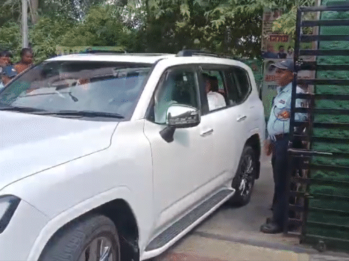 अपनी कार से जेडीयू कार्यालय पहुंचे अनंत सिंह।