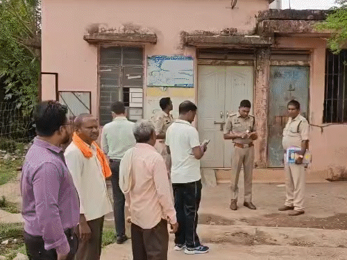 पत्नी गंभीर हालत में युवक को अस्पताल ले गई, लेकिन डॉक्टरों ने उसे मृत घोषित कर दिया।