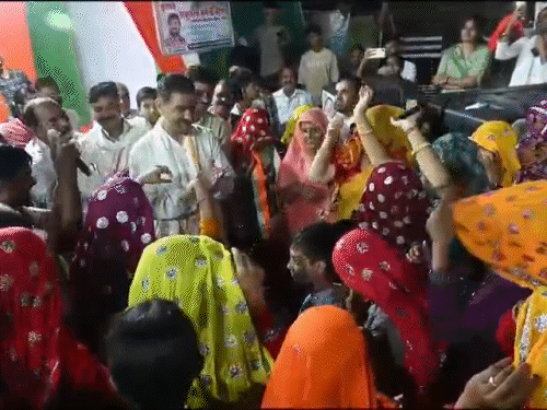 अलवर में चुनाव प्रचार के दौरान नेता प्रतिपक्ष टीकाराम जूली और वरिष्ठ कांग्रेस नेता जितेंद्र सिंह पहुंचे तो महिलाओं ने इस तरह स्वागत किया।