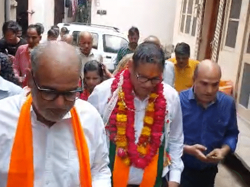 जनसंपर्क के जरिए प्रत्याशी हर मतदाता तक पहुंचने की कोशिश कर रहे हैं।
