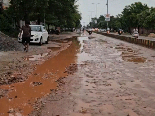 टूटी सड़कें और उनमें भरा पानी भरतपुर की बड़ी समस्या है।