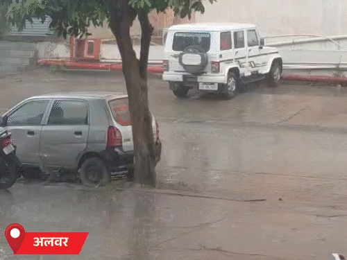 झालावाड़ में स्कूलों की छुट्‌टी रही; करौली में 4 फीट पानी के बीच से निकली शवयात्रा|जयपुर,Jaipur - Dainik Bhaskar