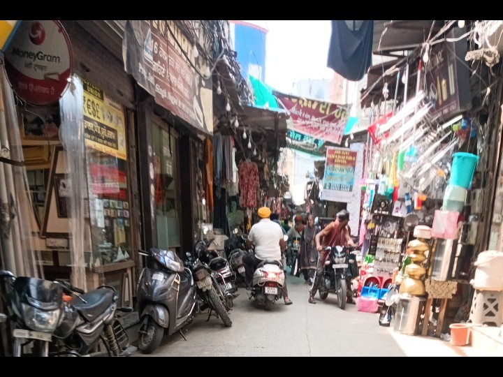 दुकानों के बाहर दुकानदारों द्वारो किए गए कब्जे।