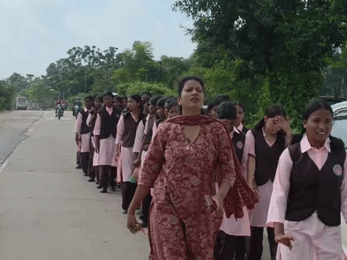 स्कूल की छात्राओं के साथ टीचर्स भी साथ चलते रहे।