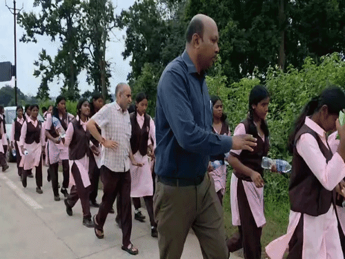 छात्राओं से बात करने पहुंचे सहायक आयुक्त, लेकिन बच्चों ने बात नहीं की।