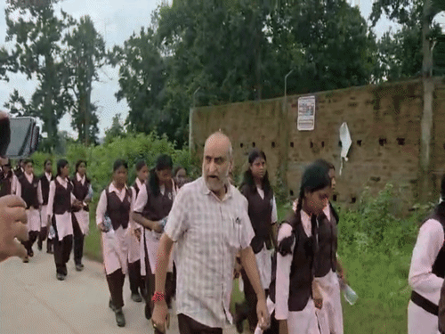 छात्राओं ने सहायक आयुक्त से बात करने से किया इनकार।