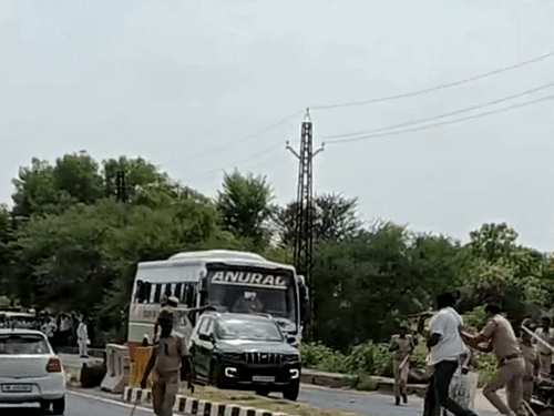 प्रदर्शन को देखते हुए मौके पर 40 पुलिस के जवान तैनात थे।
