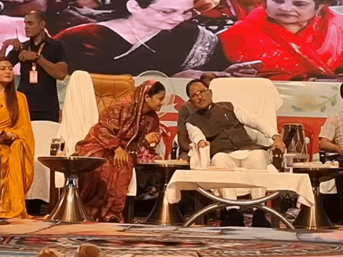 मुख्यमंत्री विष्णुदेव साय तीजा-पोरा कार्यक्रम में शामिल होने पहुंचे थे।