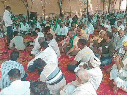 सोनीपत नगर निगम में हड़ताल पर बैठे सफाई कर्मचारी।