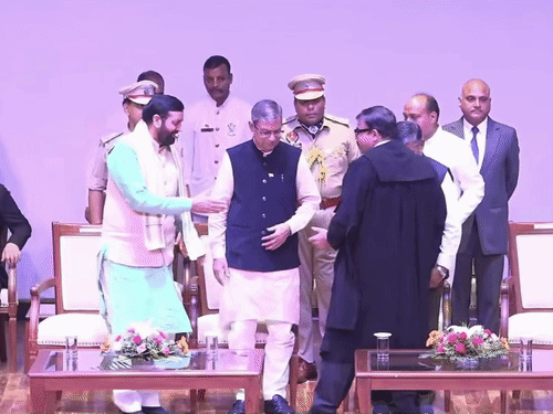 हरियाणा के सीएम नायब सैनी से मिलते हुए पंजाब एवं हरियाणा हाईकोर्ट के नए चीफ जस्टिस अश्वनी कुमार मिश्रा।