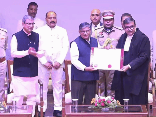 पंजाब के राज्यपाल गुलाब चंद कटारिया ने पंजाब एवं हरियाणा हाईकोर्ट के नए चीफ जस्टिस अश्वनी कुमार मिश्रा को सम्मानित किया।
