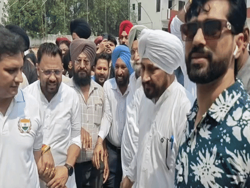 जालंधर धरने में पहुंचे सांसद और पूर्व सीएम चरणजीत सिंह चन्नी। - Dainik Bhaskar