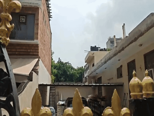 हरि राम बंसल के घर के पिछले हिस्से में एक फॉर्च्यूनर खड़ी मिली।