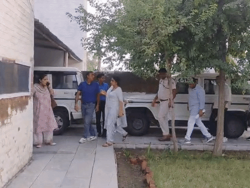 पुन्हाना में आरोपी SHO कुंदन सिंह को गिरफ्तार कर ले जाती एसीबी टीम।