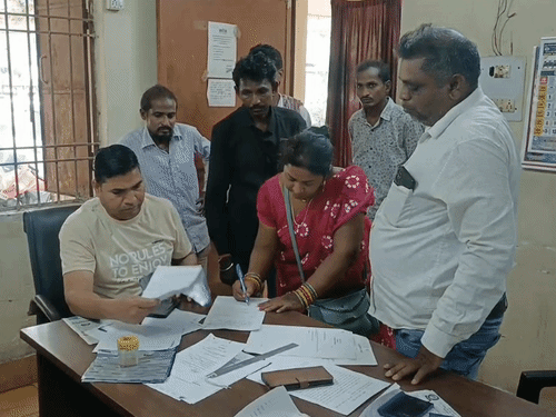 पुलिस परिजनों को बयान दर्ज कर मामले की जांच शुरू की है।