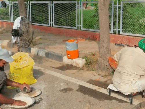 धरना स्थल पर खाना खाते किसान