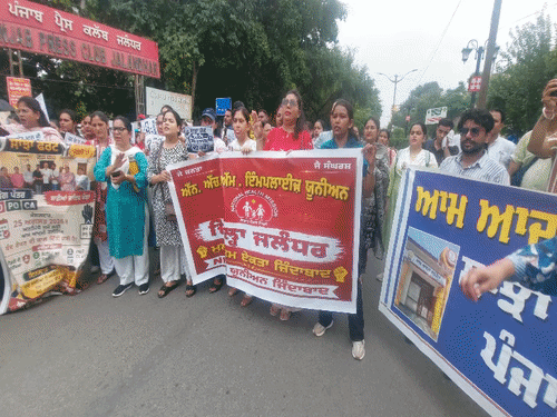 जालंधर में मांगों को लेकर कई बार धरना दे चुके NHM मुलाजिम। (फाइल फोटो)