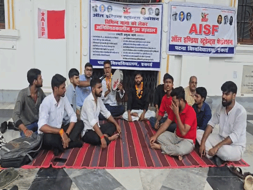 छात्र भूख हड़ताल पर बैठे पटना यूनिवर्सिटी के छात्र। - Dainik Bhaskar