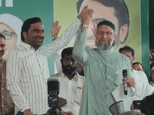 जयपुर में रविवार को AIMIM प्रमुख असदुद्दीन ओवैसी और RKP के प्रमुख हनुमान बेनीवाल ने मंच साझा किया।