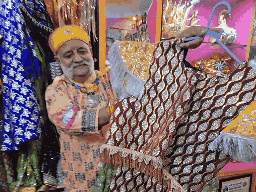 शैलेंद्र व्यास के पास 150 से ज्यादा ड्रेस, 200 पगड़ियां, 100 से ज्यादा माला-अंगूठियां हैं।