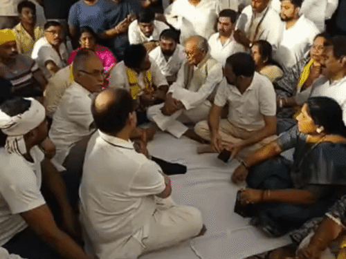 दिग्विजय सिंह ने स्वास्थ्य मंत्री के इस्तीफे की मांग की।