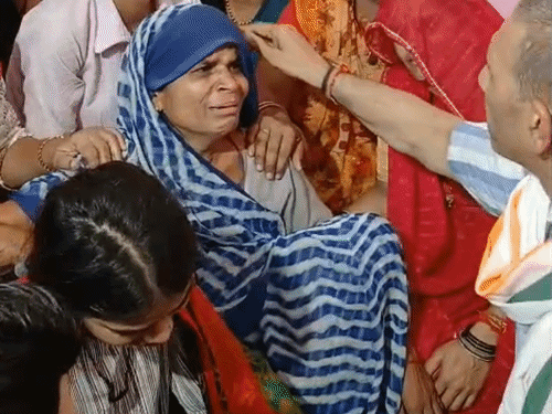 जीतू पटवारी बमूरा भेड़ा गांव में मृतकों के परिजन से मिले।