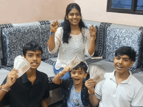 बहन के साथ रील बनाते हुए अर्पित और उनके परिजन।
