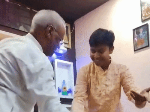धार्मिक कार्यक्रम में डांस करते हुए अर्पित।