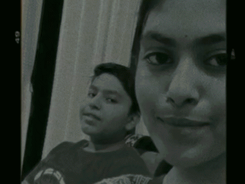 बहन के साथ अर्पित।