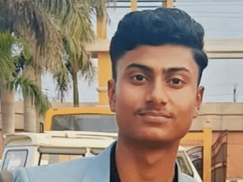 अक्षय यादव की भी दिल्ली हादसे में मौत हो गई। घर पर ताला लगा हुआ है।