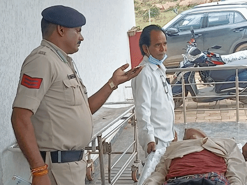 पुलिस द्वारा मामले में FIR कर ली गई है। शवों को गांव भेजा जा रहा है।