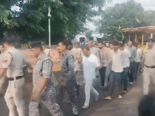 गिरफ्तार आरोपियों को ले जाती हुई सागर पुलिस।