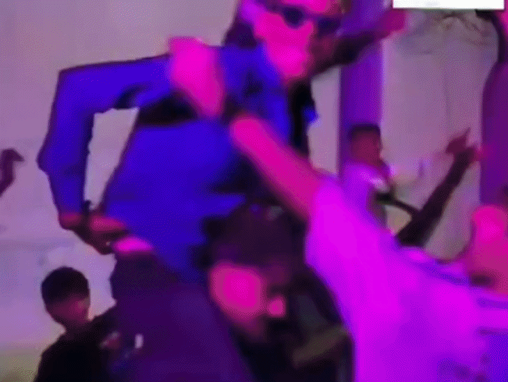 युवकों ने कंधे पर बैठाकर और हाथों में धारदार चाकू लहराते हुए वीडियो बनाया था।