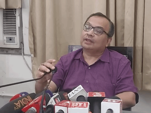 टीएमसी विधायक कुणाल घोष ने प्रेस कॉन्फ्रेंस में बीजेपी सरकार पर सवाल उठाए।