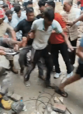 मलबे से निकाले गए छात्रों को स्ट्रेचेर पर हॉस्पिटल के लिए ले जाया गया।