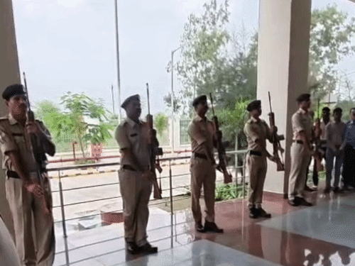 गार्ड ऑफ ऑनर देते पुलिसकर्मी।