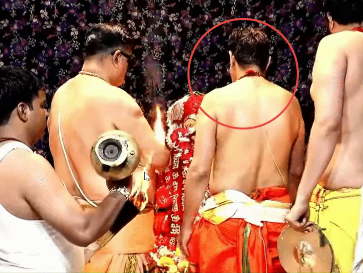 आरती के दौरान आशीष पुजारी अचानक अचेत होने लगे।