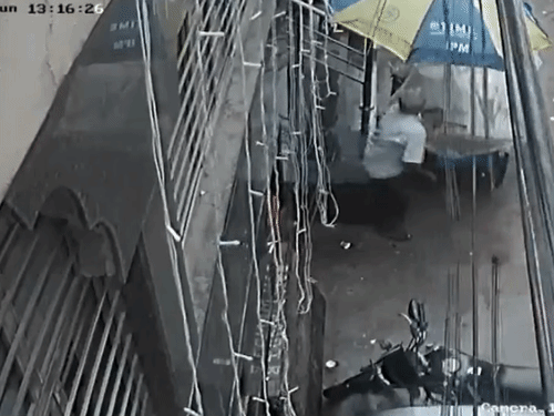 दिल्ली के सत्य निकेतन में रविवार को दोपहर 1.30 बजे बिल्डिंग गिरी