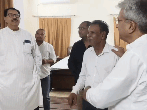 कार्यकर्ता से मिलते कांग्रेस प्रदेशाध्यक्ष राव नरेंद्र सिंह और प्रभारी संजय दत्त।