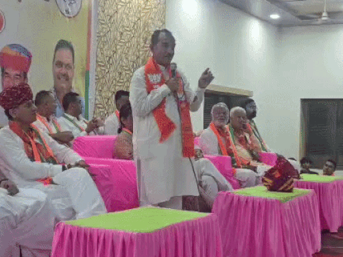 बाड़मेर नगर परिषद के प्रत्याशियों और कार्यकर्ताओं को संबोधित करते मदन राठौड़।