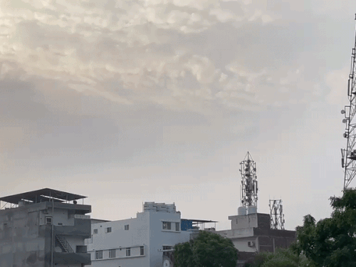 हिसार में सुबह आसमान में छाए हल्के बादल।