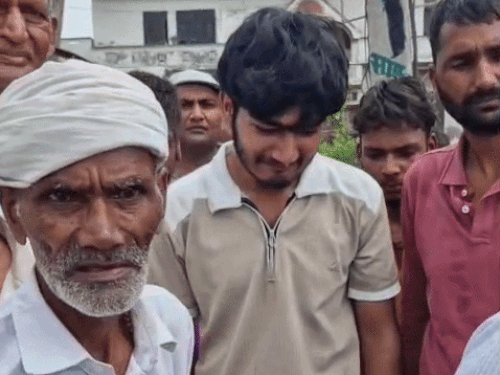 भाई का शव घर पहुंचने पर विलाप करता बड़ा भाई अभिषेक।