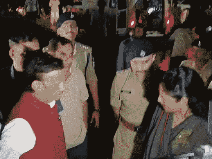डिप्टी सीएम राजेंद्र शुक्ला को घटनाक्रम की जानकारी देते कलेक्टर और एसपी। - Dainik Bhaskar