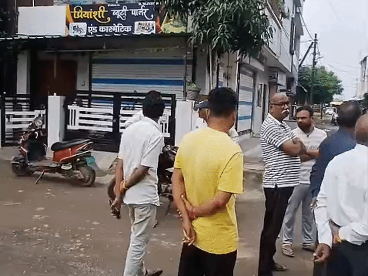 देवास में अर्पित के घर पर परिवार के जानने वाले पहुंच रहे हैं।