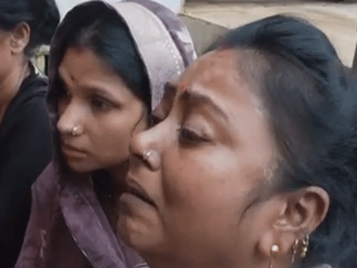 मां ने रोते हुए कहा- अर्पित एक दिन पहले ही देवास से दिल्ली आया था।