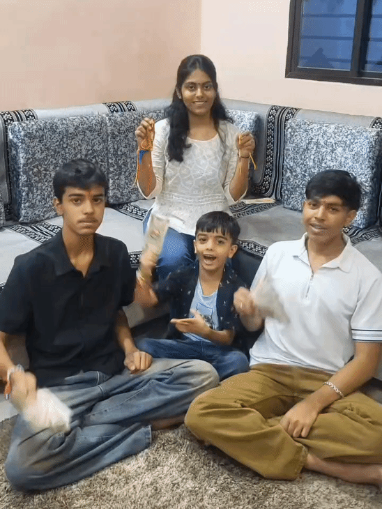 रक्षाबंधन के दौरान अर्पित (सफेद शर्ट में) ने भाई-बहनों के साथ रील बनाई थी।