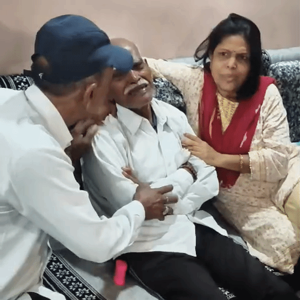 देवास में घर पर मौजूद परिजन का रो-रो कर बुरा हाल है।