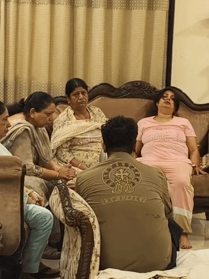 पिंक कलर की टीशर्ट में बहू शालू है। वारदात के बाद वह बिलख-बिलख कर रो रही थी।