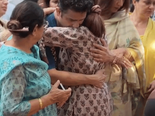 भैरव घाट में अंतिम संस्कार के बाद बेटा परिजनों से लिपटकर रोने लगा।